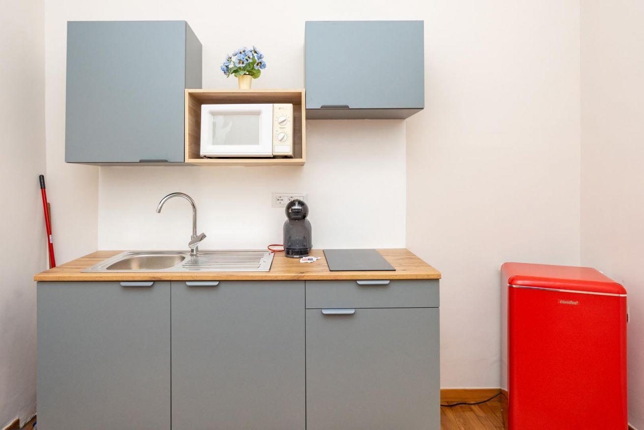 Kühlschrank, Mikrowelle, Hochstuhl, Eiswürfelbereiter