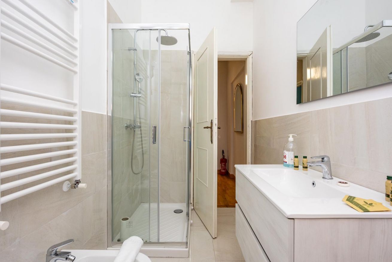 Dusche, kostenlose Toilettenartikel, Haartrockner, Bidet