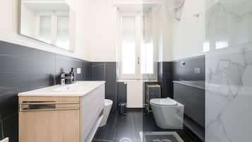Doccia, asciugacapelli, bidet, asciugamani