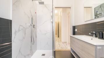 Doccia, asciugacapelli, bidet, asciugamani