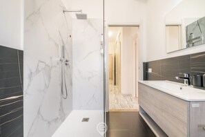 Dusche, Bidet, Handtücher, Shampoo
