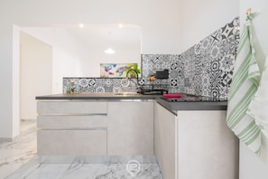 Réfrigérateur, four à micro-ondes, surface de cuisson, grille-pain