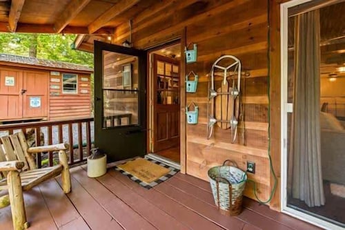 Mama Bear, cozy cabin in the Smoky Mountains.
