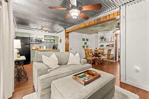 TV, offices - Mama Bear, cozy cabin in the Smoky Mountains. (Sevierville)