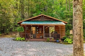 Exterior - Mama Bear, cozy cabin in the Smoky Mountains. (Sevierville)