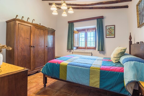 Travel cot, bed sheets, wheelchair access