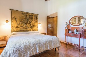 5 chambres, lit parapluie, draps fournis