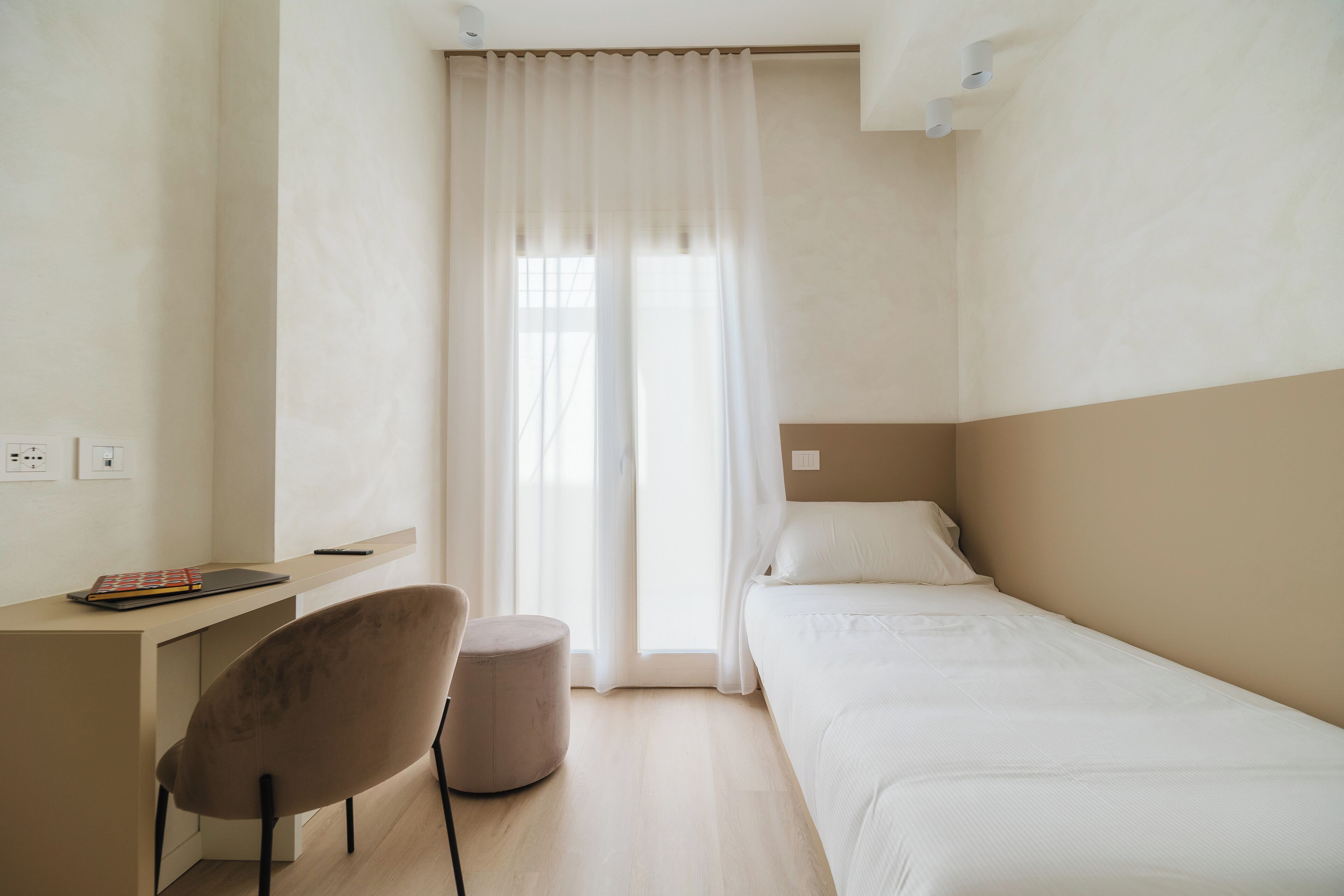 Junior-Zimmer, Stadtblick | Zimmersafe, Schreibtisch, schallisolierte Zimmer, Bügeleisen/Bügelbrett