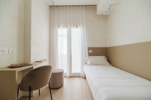 Kamar Junior, pemandangan kota | Brankas, meja kerja, kedap suara, dan setrika/meja setrika