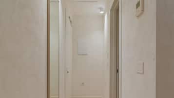 Caja de seguridad en la habitación y escritorio