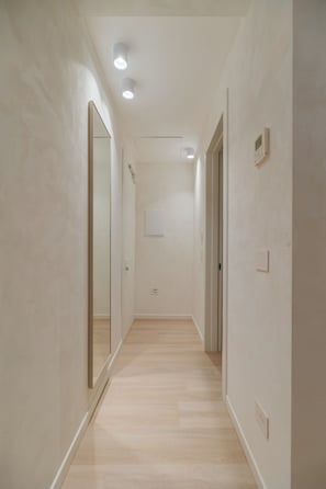 Chambre Classique, balcon, vue ville | Coffres-forts dans les chambres, bureau, chambres insonorisées