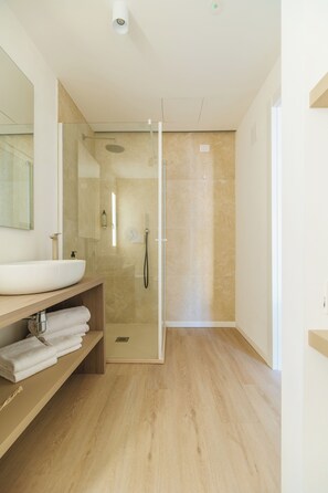Standard Room | Bathroom | Shower, hair dryer, towels, soap - Maison Sirolo (Sirolo)