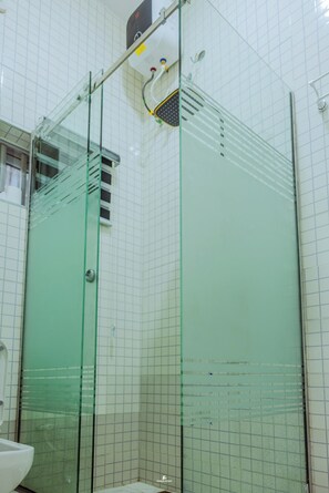 Douche, bidet, serviettes fournies, savon
