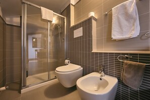 Shower, hair dryer, towels - Villa Ginevra Resort Agrituristico Attic Room 4 (Ficarra)