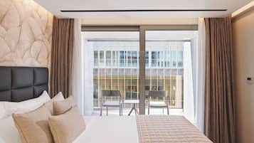 Junior suite, balkon, uitzicht op de stad | Een kluis op de kamer, verduisterende gordijnen, geluiddichte muren