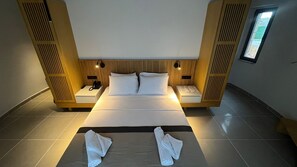 Rom – superior, sjøutsikt | Safe på rommet, blendingsgardiner og wi-fi (inkludert)