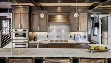 House, 5 Bedrooms | Private kitchen | Oven, coffee/tea maker