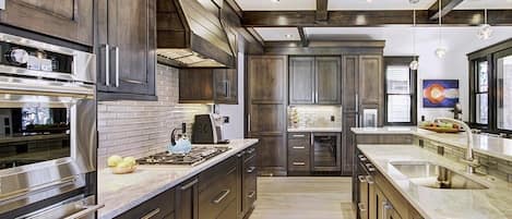 House, 5 Bedrooms | Private kitchen | Oven, coffee/tea maker