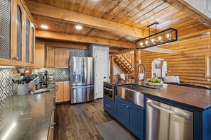House, 5 Bedrooms | Private kitchen | Oven, stovetop, dishwasher, toaster