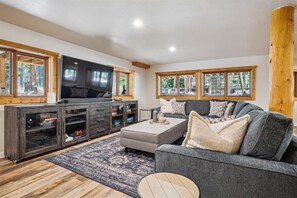 House, 5 Bedrooms | Living area