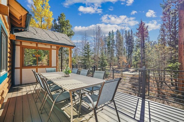 House, 5 Bedrooms | Outdoor dining