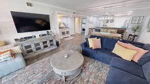 Apartamento, 2 habitaciones | Zona de estar | Una Smart TV