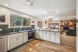 Appart'hôtel, 2 chambres | Cuisine privée | Réfrigérateur, four, cafetière/bouilloire, grille-pain