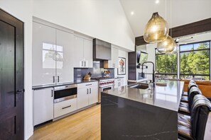 Maison, 4 chambres | Cuisine privée | Réfrigérateur, four, cafetière/bouilloire, grille-pain