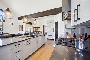 Maison, 4 chambres | Cuisine privée | Réfrigérateur, four, cafetière/bouilloire, grille-pain
