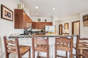 Appart'hôtel, 3 chambres | Cuisine privée | Réfrigérateur, four, cafetière/bouilloire, grille-pain