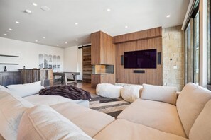 House, 5 Bedrooms | Living area