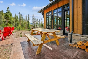 Maison, 6 chambres | Restauration en plein air