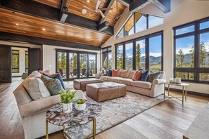 House, 6 Bedrooms | Living area