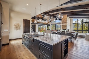 Maison, 6 chambres | Cuisine privée | Réfrigérateur, un four, cafetiÚre-théiÚre, grille-pain