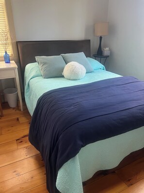 3 bedrooms, iron/ironing board, WiFi, bed sheets - 3-bedroom townhome in charming Edgartown with WiFi, AC. Start your vacation now (Edgartown)