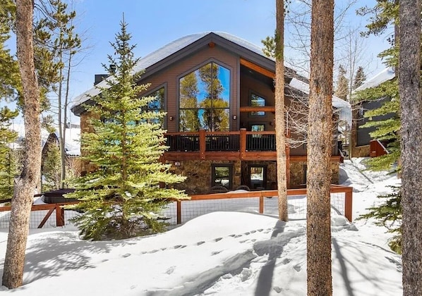 House, 5 Bedrooms | Exterior