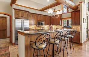 House, 5 Bedrooms | Private kitchen
