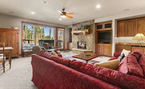 House, 5 Bedrooms | Living area