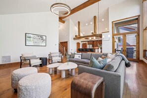 House, 5 Bedrooms | Living area