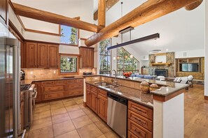 House, 5 Bedrooms | Private kitchen | Fridge, oven, coffee/tea maker, toaster