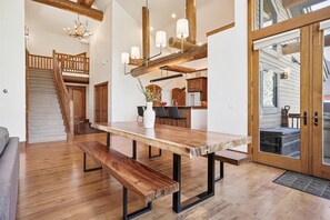 House, 5 Bedrooms | Dining