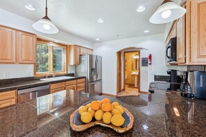 House, 4 Bedrooms | Private kitchen | Fridge, oven, coffee/tea maker, toaster - Legend Lake Lookout 4 Bedroom Home (Silverthorne)