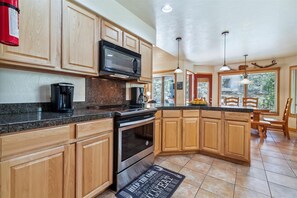 Maison, 4 chambres | Cuisine privée | Réfrigérateur, four, cafetière/bouilloire, grille-pain
