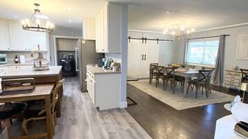 Villa, 3 chambres | Cuisine privée | Réfrigérateur, cafetiÚre/bouilloire