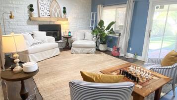 Villa, 3 chambres | Coin séjour | TV connectée