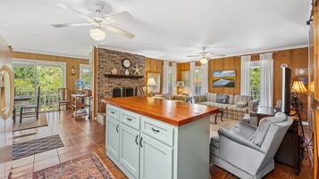 House, 4 Bedrooms | Living area