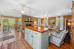 House, 4 Bedrooms | Living area