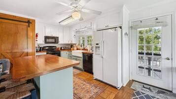 House, 4 Bedrooms | Private kitchen | Fridge, oven, coffee/tea maker, toaster