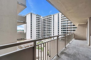 Apartment, 2 Bedrooms | Property grounds