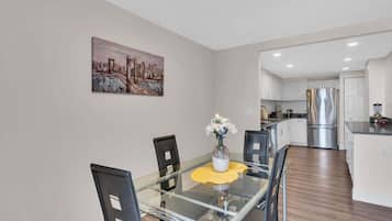 Apartment, 2 Bedrooms | Dining
